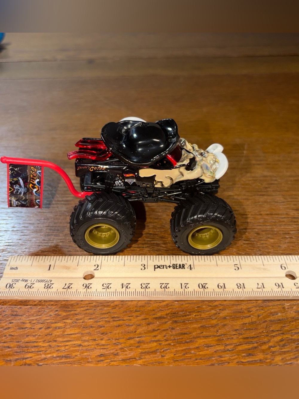 Hot Wheels Monster Jam Pirate's Curse Diecast Monster Truck 1:64 Black Gold Flag